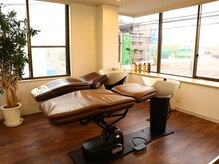 クラルス(Clarus)の雰囲気（大きな窓からたくさんの光と木のぬくもりで寛げる店内♪【中山】）