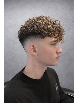 ワンワンオー バーバーショップ 長浜店(@110 BARBER SHOP) ハイトーンメッシュ×スペインカール