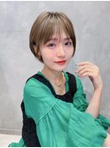 大人ショート 前髪あり 丸みひし形ベージュカラー丸顔面長K1129