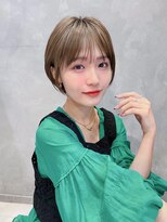 トルネード(TORNADO) 大人ショート 前髪あり 丸みひし形ベージュカラー丸顔面長K1129