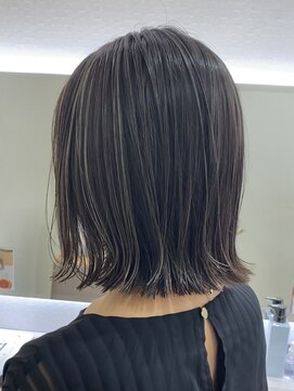 エン(en.) 細めでつくるコントラストハイライトグレージュ