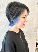 -前下がりショートインナーカラーブルーひし形くびれショート1
