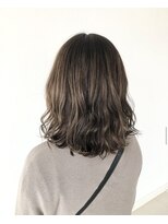 デフィ アオヤマ(defi AOYAMA) 透明感グレージュの外ハネミディ