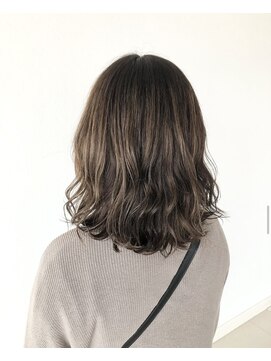 デフィ アオヤマ(defi AOYAMA) 透明感グレージュの外ハネミディ