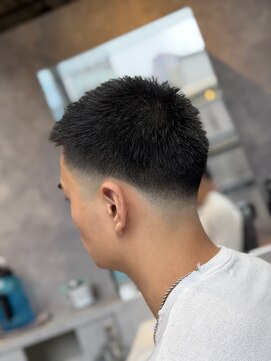 メグロバーバーショップロッポンギ 目黒六(MEGURO BARBER SHOP 6PPONGI) ローフェード/lowfade