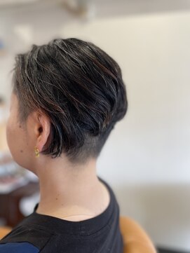 スノウ(snow) 白髪な刈り上げショート