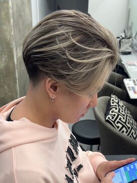 メンズサロン キング 梅田店(Men’s salon K!ng) フェザーショートアップバングセンターパートメンズハイライト