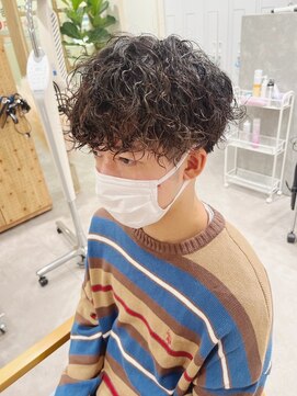 メンズチェレ 金剛店(MEN’s Chere) 波巻きパーマメンズ・センターパートスパイラルパーマ・眉毛