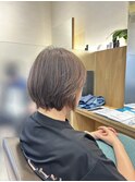 後頭部に丸みとボリュームを持たせたショートヘア