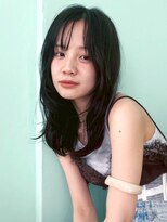 オーシャン(Ocean)&nbsp;顔周りレイヤー 巻き髪 ブルーブラック 前髪カット 20代