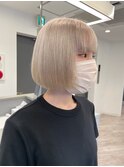 ミルキーホワイト×ミニボブ(ケアブリーチ、ホワイトカラー)