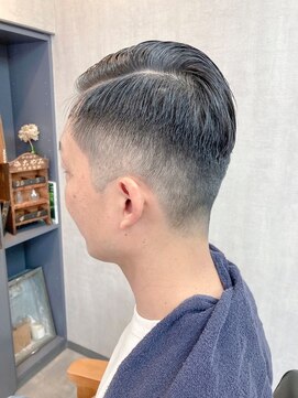 オト(oto) 清潔感×男らしさ キリッと決まるフェードスタイル/刈り上げ
