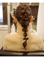 アビー(ABBEY)&nbsp;ゆるふわ編み下ろしヘアアレンジ