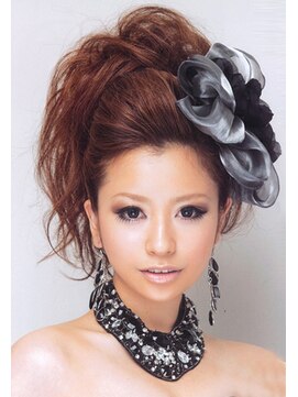 ゲッカビジン(GEKKABIJIN) ポンパで盛り髪《ヘアセット&着付 GEKKABIJIN》