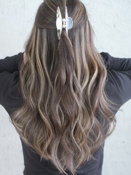 マリアナ(Mariana) ハイライトショートヘアレイヤーカットダブルカラー