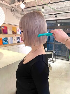 ルーム(Loom.) ハイトーンボブ ブロンドボブ ホワイトベージュぱっつん前髪