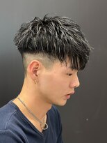 ハイライトツイストパーマアップバング短髪メッシュ