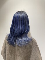 ロイド(Royd.)&nbsp;ブルーブラック×ブルーパープルレイヤーカットミディアムヘア