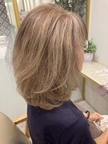 テラス アヴェダ 大丸心斎橋店(Terrace AVEDA) 重く見せない大人レイヤー
