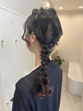 ベル サウス(BHEL south) 顔まわり華やぐサイド編みおろしヘア 【津/久居】