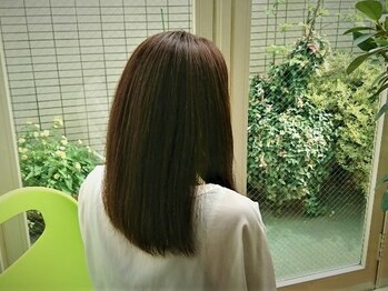 モトハシマサコ美容室の写真/スタイリングが苦手な方におすすめのレザーカット☆毛先が自然に仕上がり乾かすだけで柔らかい質感に◎