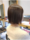 首やデコルテがキレイに見える、小顔効果の高いミディアムボブ