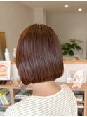 秋深まる季節に優しいミニボブでお出かけ日和に。