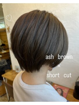 ヘアーチェリーコーク ランプ(HAIR CHERRY COKE Lamp) ◯首元スッキリショート×アッシュブラウンカラー