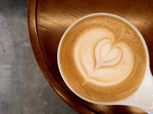 当サロン併設の人気カフェTIERRA THE LOUNGEからドリンク提供。25種以上のカフェMENUからお選び頂けます♪