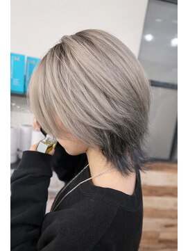 サーヴ ネクスト ヘア 元町店(SERVE next hair) ウルフカット × ハイトーン × デザインカラー