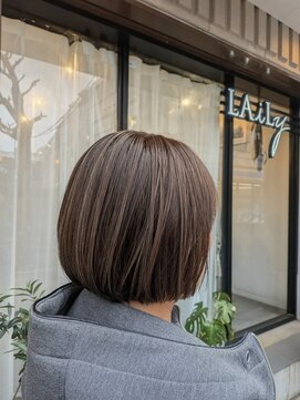 レイリー(LAiLy) ハイライト×ぱつっとボブ　ミニボブ　白髪ぼかしハイライト