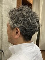 シルフィ(sylph) メンズ_上品なメンズミドルエイジ_グレーヘアのニュアンスパーマ