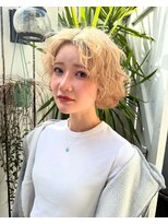 アデ オモテサンドウ(ade omotesando) ハイトーンカラーとミニボブで作る癖毛風スタイル