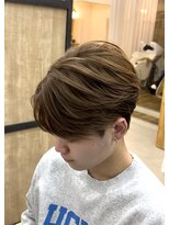エッジ(EDGE)&nbsp;ハイトーンブリーチカラーセンターパート刈らないスタイル