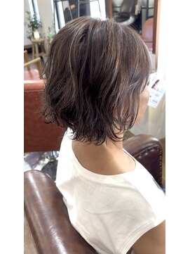 ロウスリー(Lowsly) ウェーブショートウルフボブ50代40代30代くせを活かしたショート