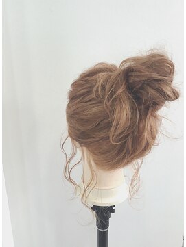 ハブ ヘアー(HUB hair) ルーズなお団子ヘア