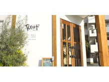 ビートプラス(Beat+ hair)の雰囲気（外観はみどりの植物とこの看板が目印です）