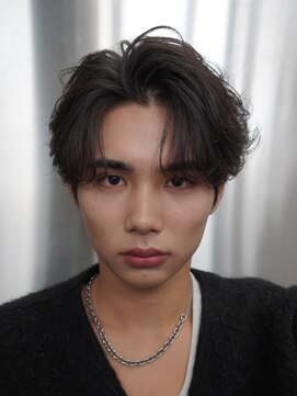 レタッチバイフィフス(RETOUCH by fifth) 男らしさ溢れる緩めのニュアンスパーマのセンターパート