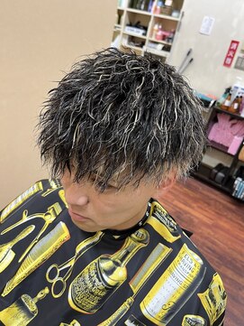 メンズ美容室 タカミ ツイストスパイラルパーマ　メッシュ　スキンフェード