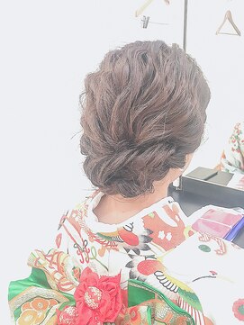 ブラウ ネイル パーティー(Blau Nail Party) ゆるんシニヨン