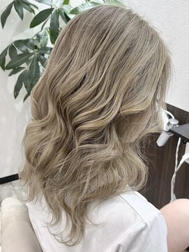 ベルヘアーデザイン 堺東(Belle hair Design) ハイトーンベージュカラーオリーブグレージュレイヤーカット堺東