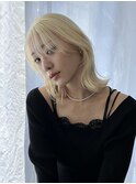 抜きっぱなしで綺麗なホワイトブロンド☆大人くびれミディアム♪