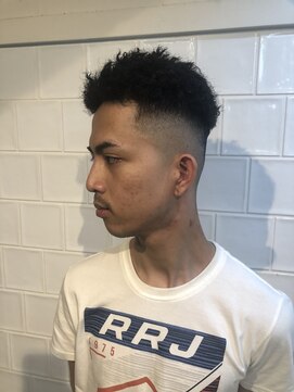メリケンバーバーショップ フクオカ(MERICAN BARBERSHOP FUK) かき上げヘアショートレイアーくせ毛風パーマコンマヘア33