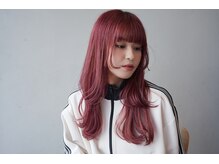 【ツヤと柔らかさの出るカラー剤】ダメージを抑えたヘアカラーは発色豊かな100種類以上から選定します。