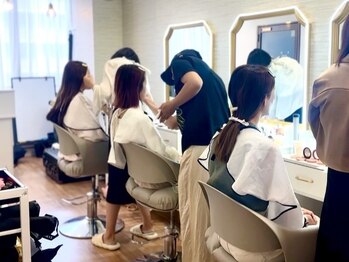 ピュアスタジオ 亀戸(PURE STUDIO)の写真/メイクもお任せ！プロの技術で一人一人のご要望にお応えし、女性目線での提案力で“なりたい”を叶えます。