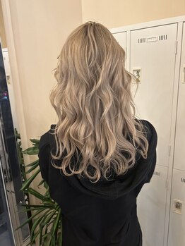 コントラストハイライトから、白髪ぼかしまでトレンドのデザインカラーは"946"にお任せください！