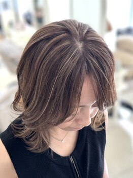 ベルバイグレイス(BELLE by grace)の写真/【白髪ぼかし】ハイライトを入れた明るめグレイカラー◎暗くなりすぎない透明感×ナチュラルな仕上がりも♪