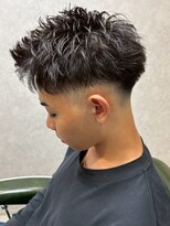 ディスイズバーバーフォース(THIS IS BARBER 4th)&nbsp;ツーブロック フェードカット メンズショート 束感 20代