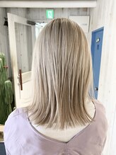 ギャレット 新宿店(Garret) ホワイトベージュ/外ハネミディアム/切りっぱなしミディアム