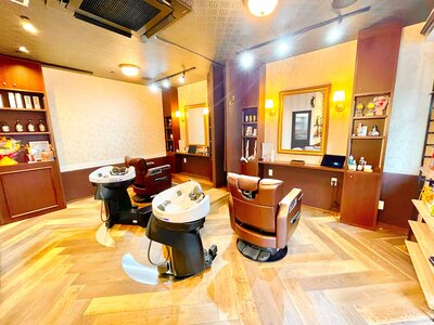 クラシカルな英国BARBER風の落ち着いた店内